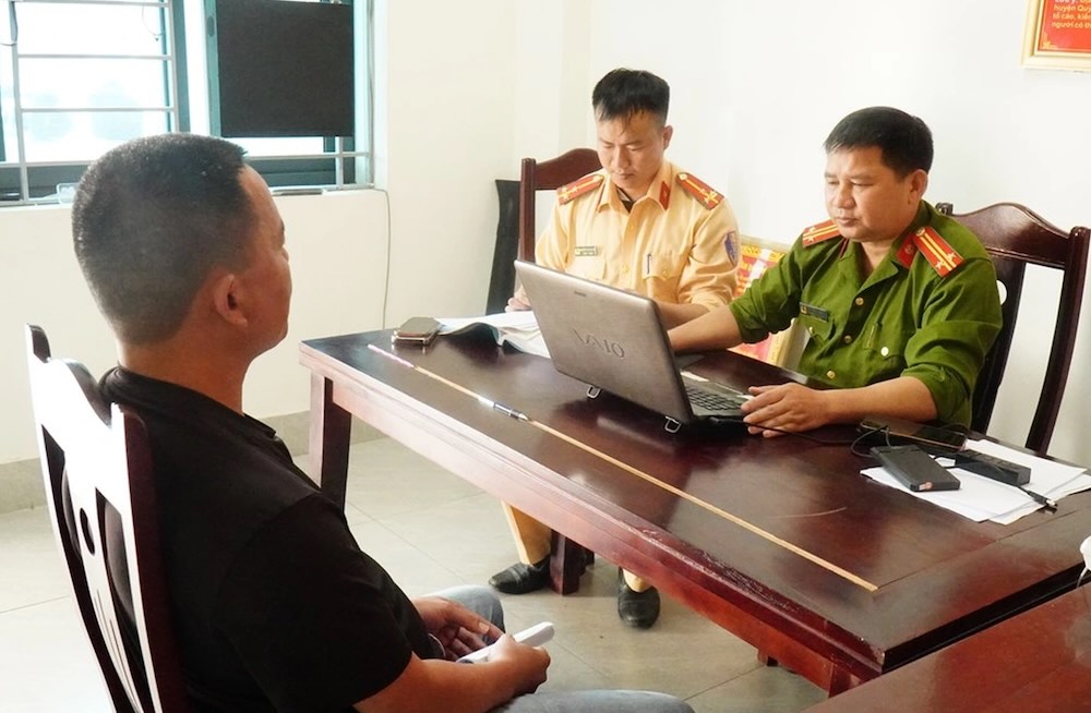 Lực lượng chức năng làm việc với anh H.X.T. chủ ô tô tải mang biển kiểm soát 37C-136.xx. Ảnh: Phan Giang 