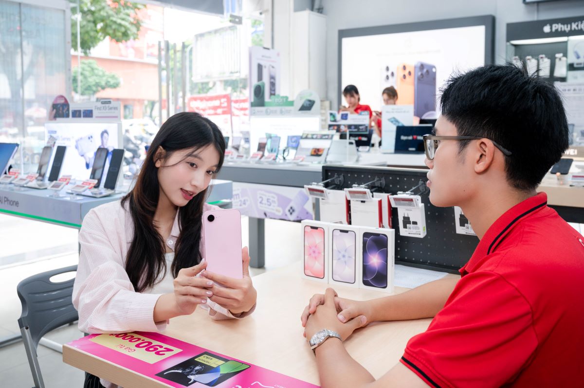 iPhone 17e is suitable for young users who need a smartphone with stable performance. Photo: Tan Nguyen