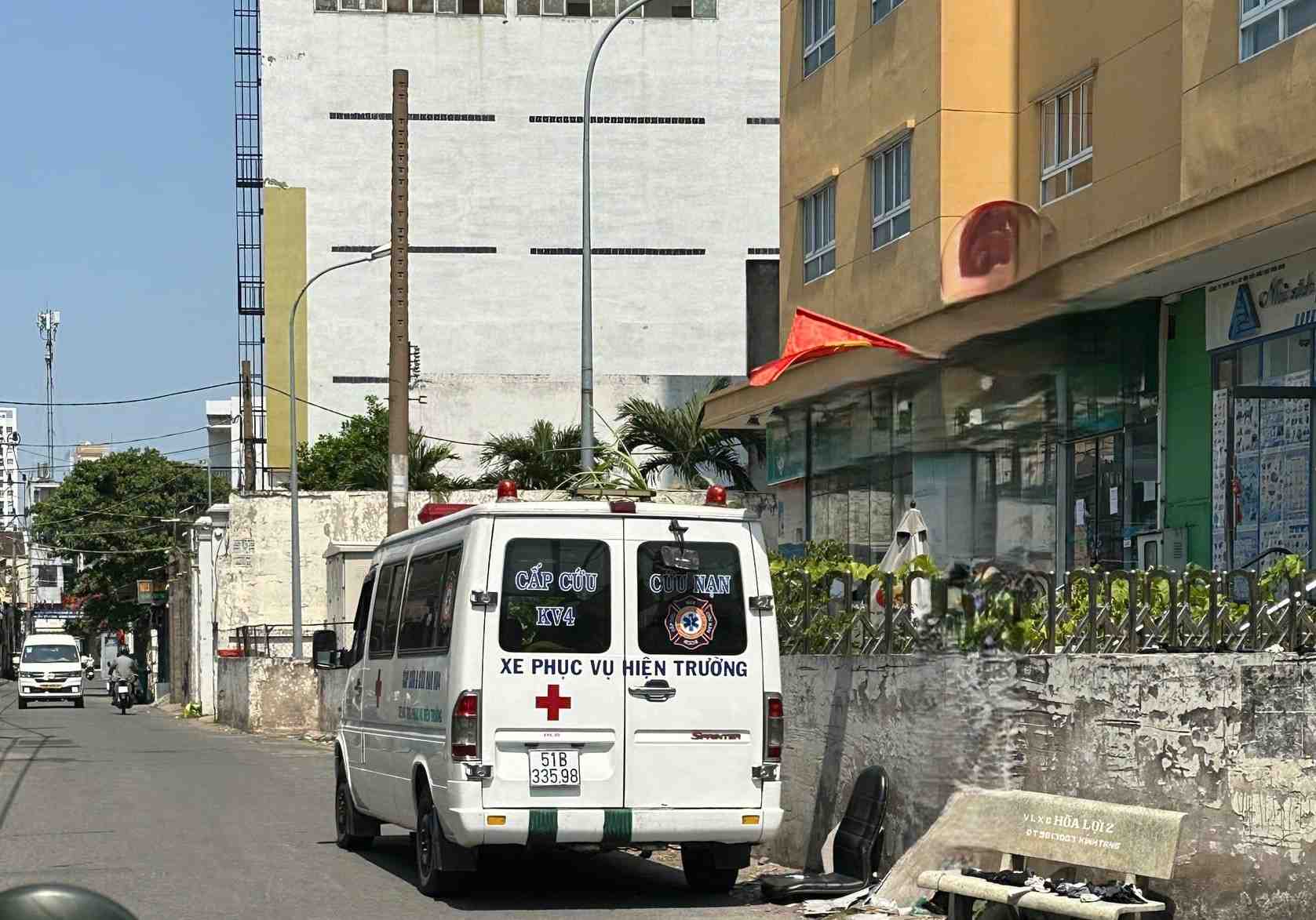 The victim's body has been taken to the morgue to carry out related procedures. The case is currently being investigated by the police. Photo: Dong Hoang