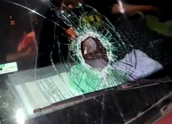 Many cars were stoned and had their windows broken while running on the expressway through Quang Tri. Photo: Cut from clip