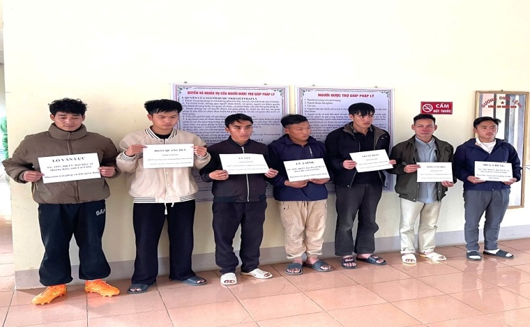 7 đối tượng mua bán súng quân dụng qua mạng. Ảnh: Công an Lai Châu