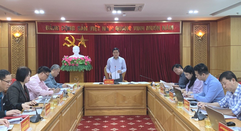 Mr. Do Van Thang - Chairman of the Provincial Party Committee's Inspection Committee spoke at the meeting related to the work of verifying assets and income of officials. Photo: Kim Xoa
