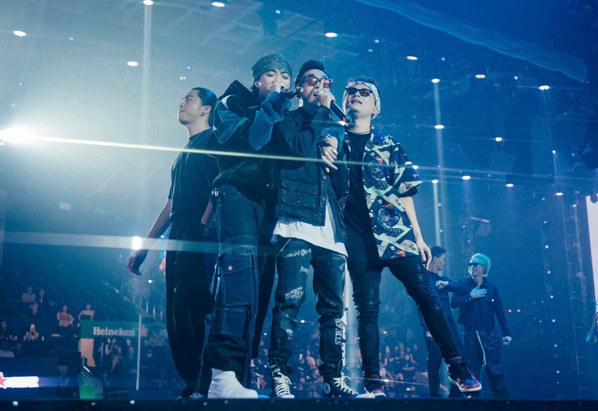 JustaTee biểu diễn tại show KOSMIK Live Concert 2022 cùng SpaceSpeakers. Ảnh: NVCC