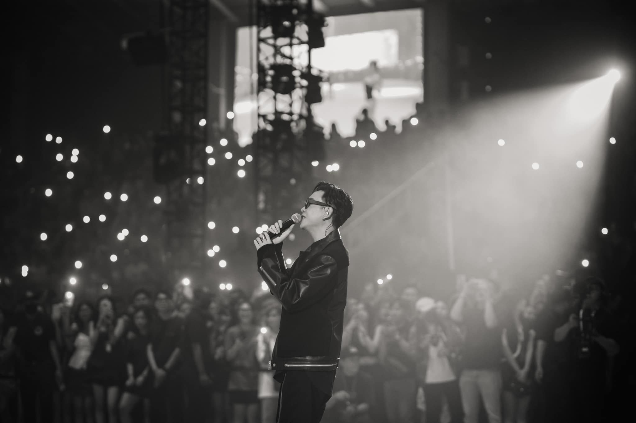 JustaTee hát tại show diễn. Ảnh: NVCC