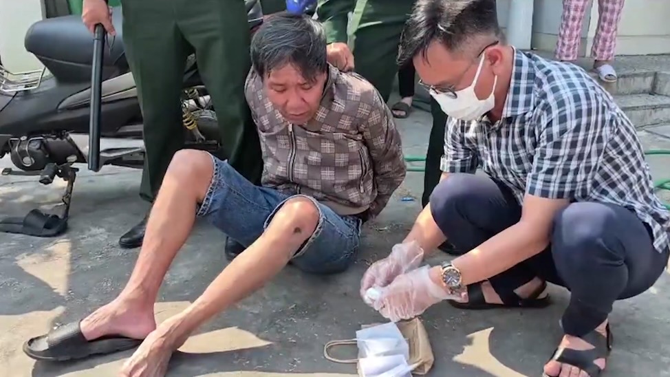 Hue City Border Guard arrests subjects illegally possessing drugs. Photo: Vo Tien