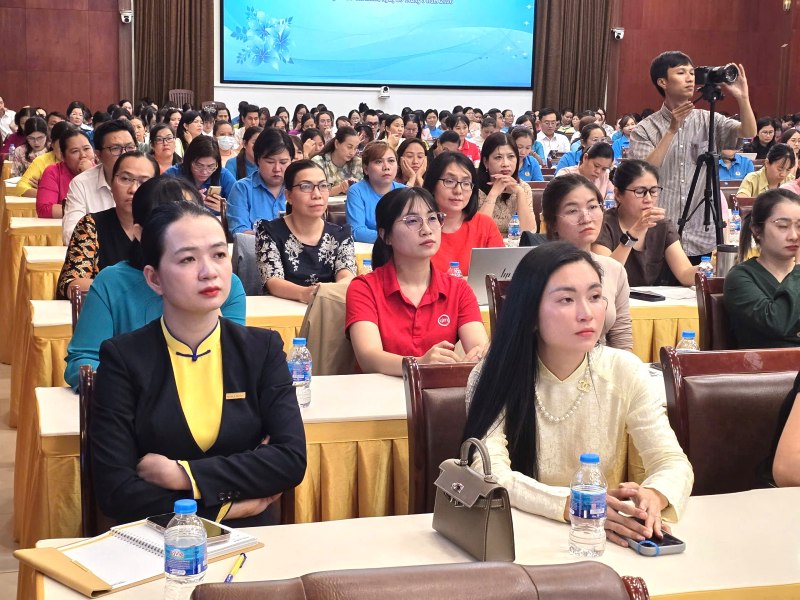 Các cán bộ công đoàn tham gia buổi tập huấn. Ảnh: Nam Dương