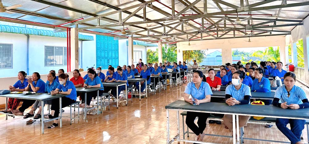 Dien Ban Ward Trade Union, Da Nang organizes propaganda and consultation on reproductive health care for nearly 100 female union members and workers. Photo: Dien Ban Trade Union.