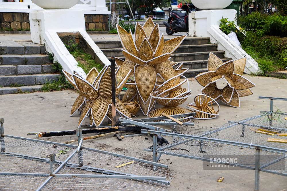 Trưa 23.3, công nhân Trung tâm Công viên Cây xanh TP Huế tiến hành thu dọn hiện trường, khắc phục sự cố.