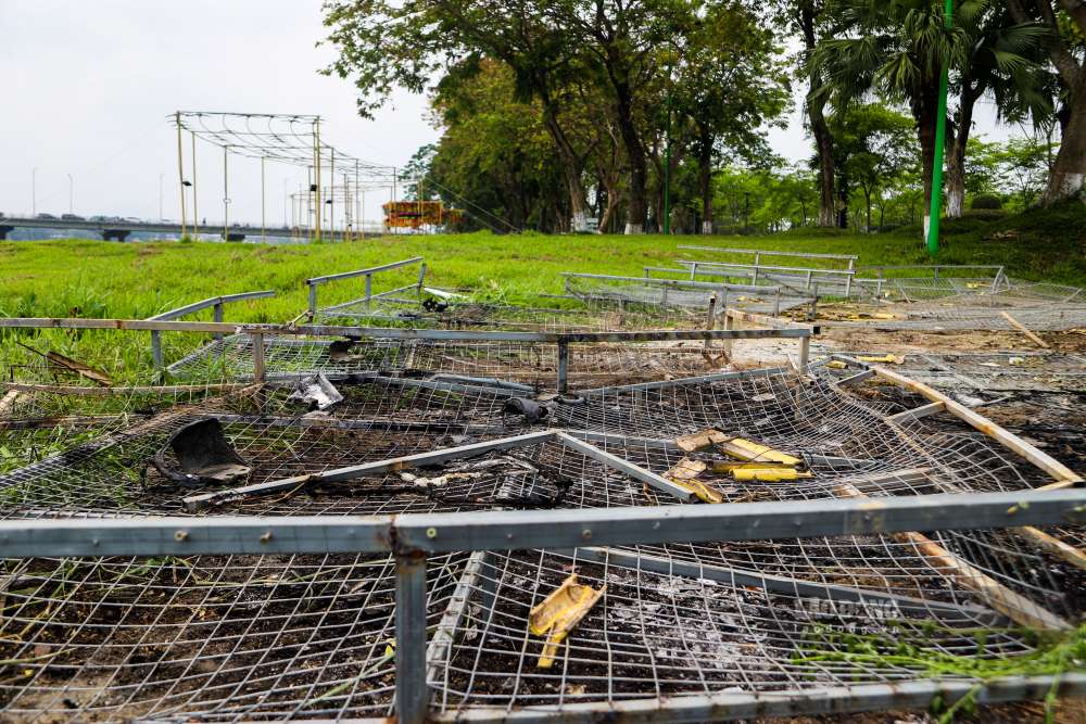 Một số tiểu cảnh xung quanh vẫn còn sót lại sau vụ cháy, trong khi phần chính của linh vật bị thiêu rụi. 