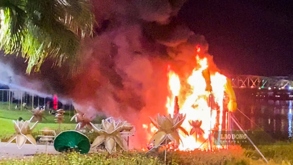 Trước đó, tối 22.3, tại khu vực bờ Bắc sông Hương, linh vật ngựa Xuân Bính Ngọ 2026 trưng bày tại Công viên Thương Bạc bất ngờ bốc cháy dữ dội. Khoảng 21h30, ngọn lửa nhanh chóng bao trùm toàn bộ linh vật, thiêu rụi công trình chỉ trong thời gian ngắn. 