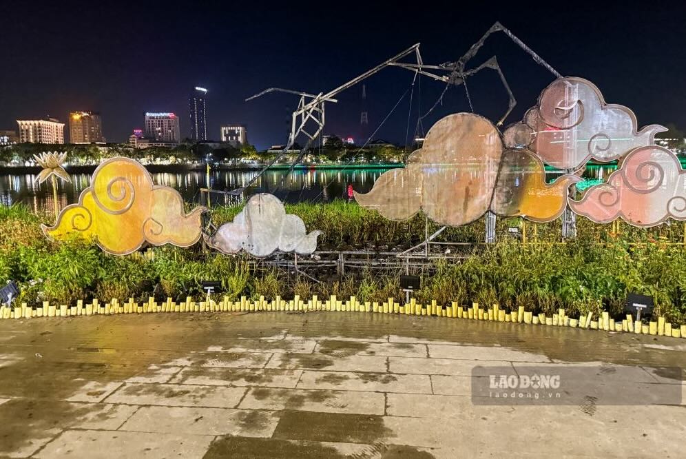 Linh vật – từng là điểm thu hút đông đảo người dân và du khách đến tham quan, chụp ảnh – nay chỉ còn trơ khung, hư hỏng hoàn toàn. 