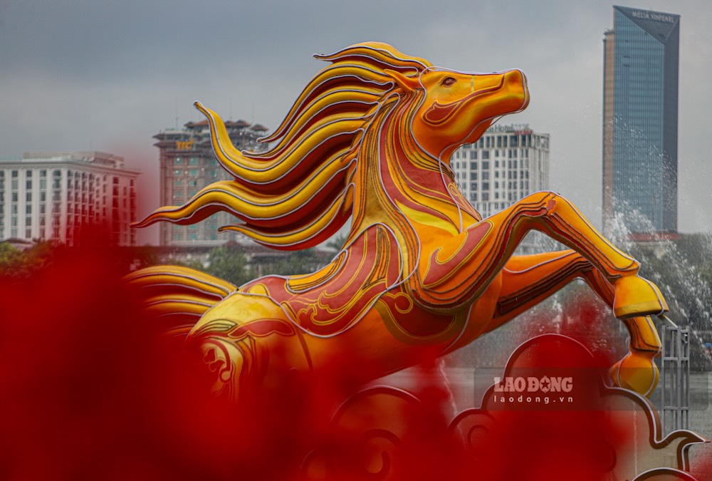 Linh vật ngựa được dựng trong dịp Tết Bính Ngọ 2026, nằm trong chuỗi các tiểu cảnh trang trí theo chủ đề ngựa tại nhiều địa điểm trên địa bàn TP Huế. Hình tượng được thiết kế dựa trên cảm hứng từ Thánh Gióng cưỡi ngựa bay lên trời, kết hợp phong cách Long Mã linh vật mang ý nghĩa văn hóa truyền thống của vùng đất cố đô. 