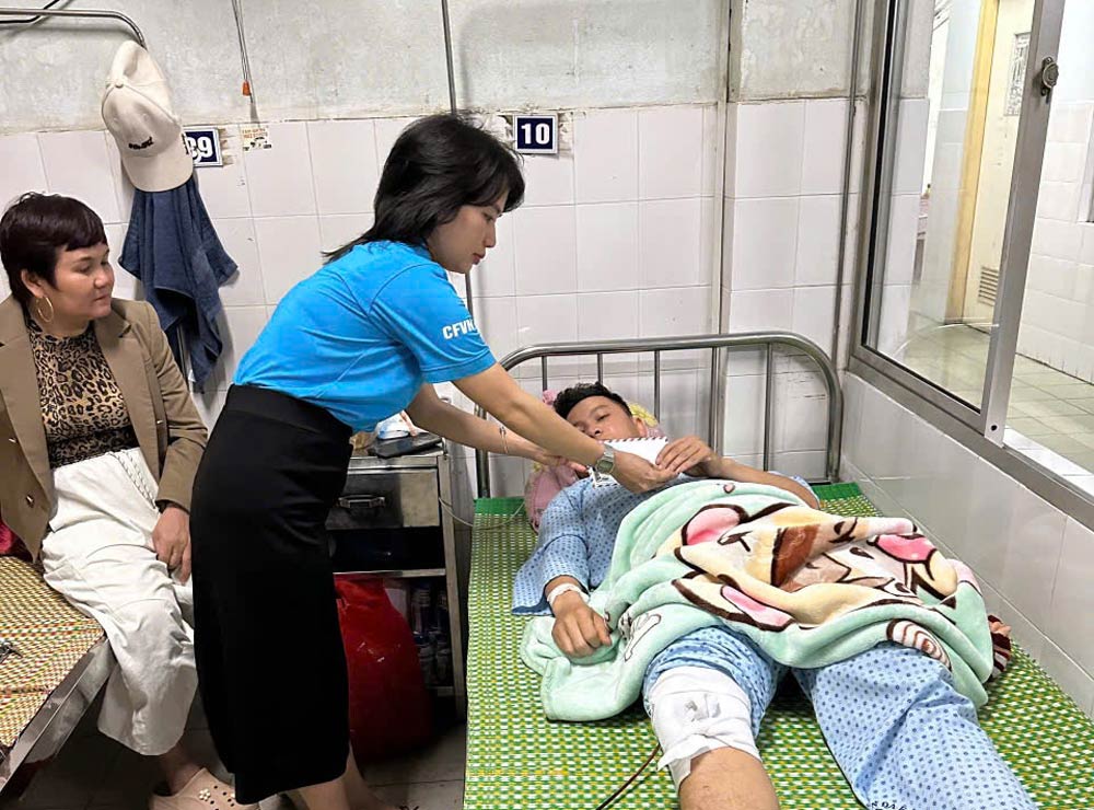 The grassroots trade union of Celebrity Fashion Vina Co., Ltd. promptly supports union members in difficult circumstances who have accidents. Photo: Da Nang Trade Union.