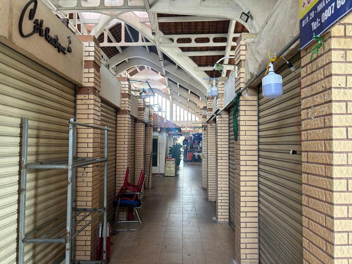 Bên trong chợ đìu hiu, nhiều lô không có người bán. Ảnh: Hương Nha  