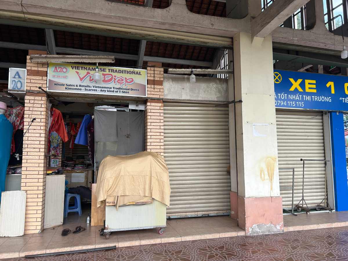 Chợ chỉ thấy người bán, ít thấy người mua. Ảnh: Hương Nha  