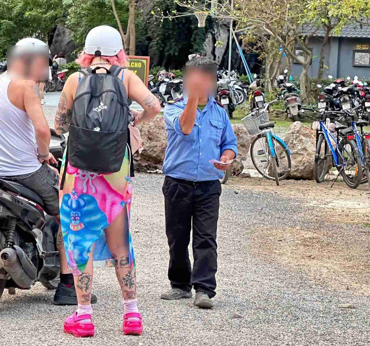 Ông N.N.A (áo xanh) nhân viên bảo vệ tại Khu du lịch Tuyệt Tịnh Cốc (Ninh Bình) đã có thái độ thiếu chuẩn mực với du khách. Ảnh: Diệu Anh