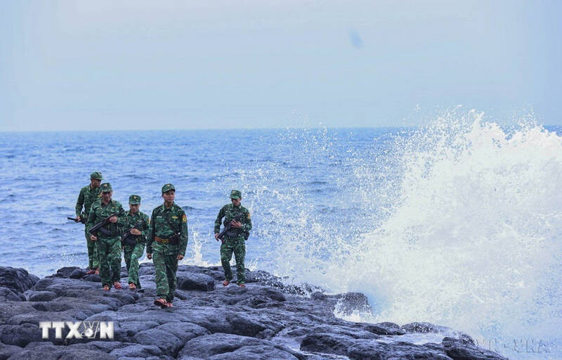 Việc tạm trú, lưu trú, đi lại trong khu vực biên giới biển không đúng quy định sẽ bị xử phạt. Trong ảnh là Bộ đội biên phòng Đồn Cồn Cỏ (tỉnh Quảng Trị) đi tuần tra trên đảo. Ảnh: Minh Đức/TTXVN