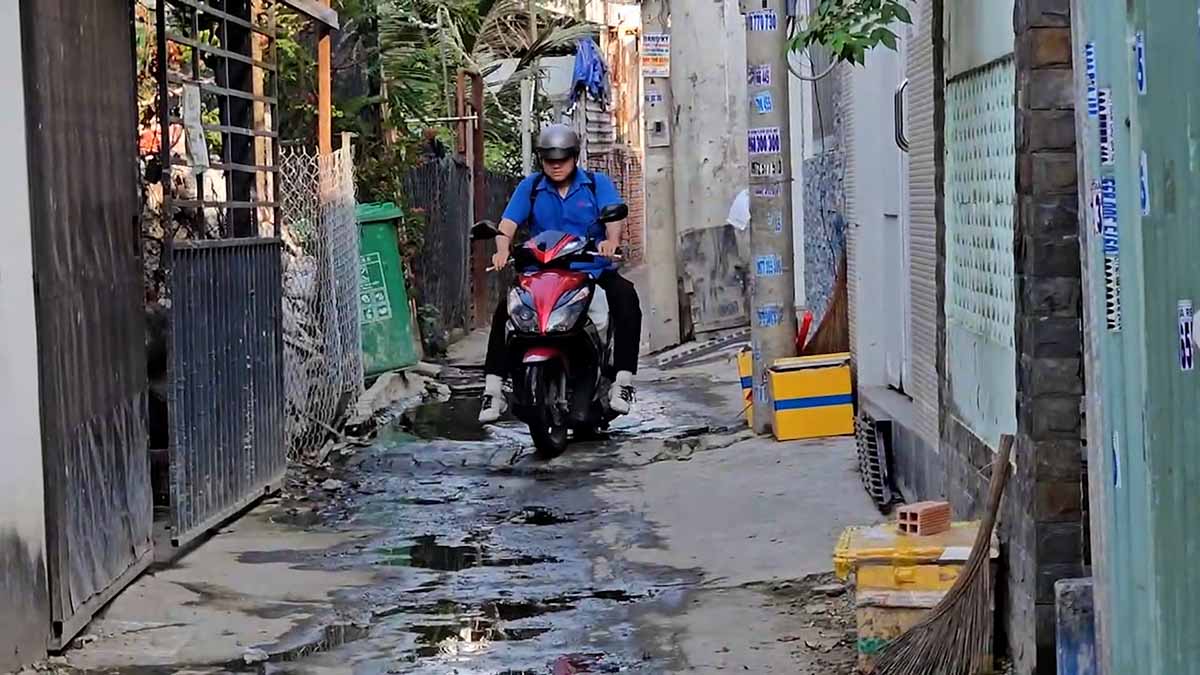 Dirty wastewater overflows small alleys in Ho Chi Minh City, people live in prolonged pollution. Photo: Minh Tam