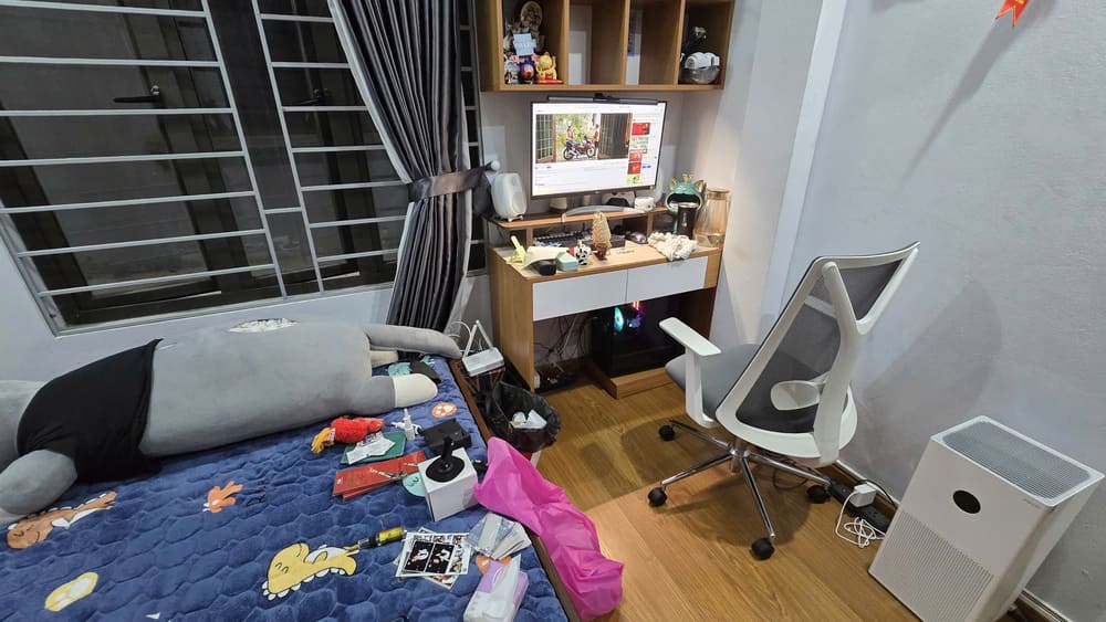 A messy private room is also a sign to recognize a lazy man. Photo: Tuan Dat