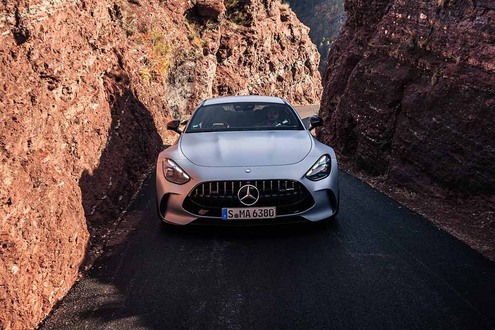 Mercedes-AMG GT 63 4MATIC is equipped with a 4.0L twin-turbo V8 engine, with a capacity of 585 horsepower, belonging to the high-performance coupe group of the Mercedes-AMG line. Photo: Mercedes