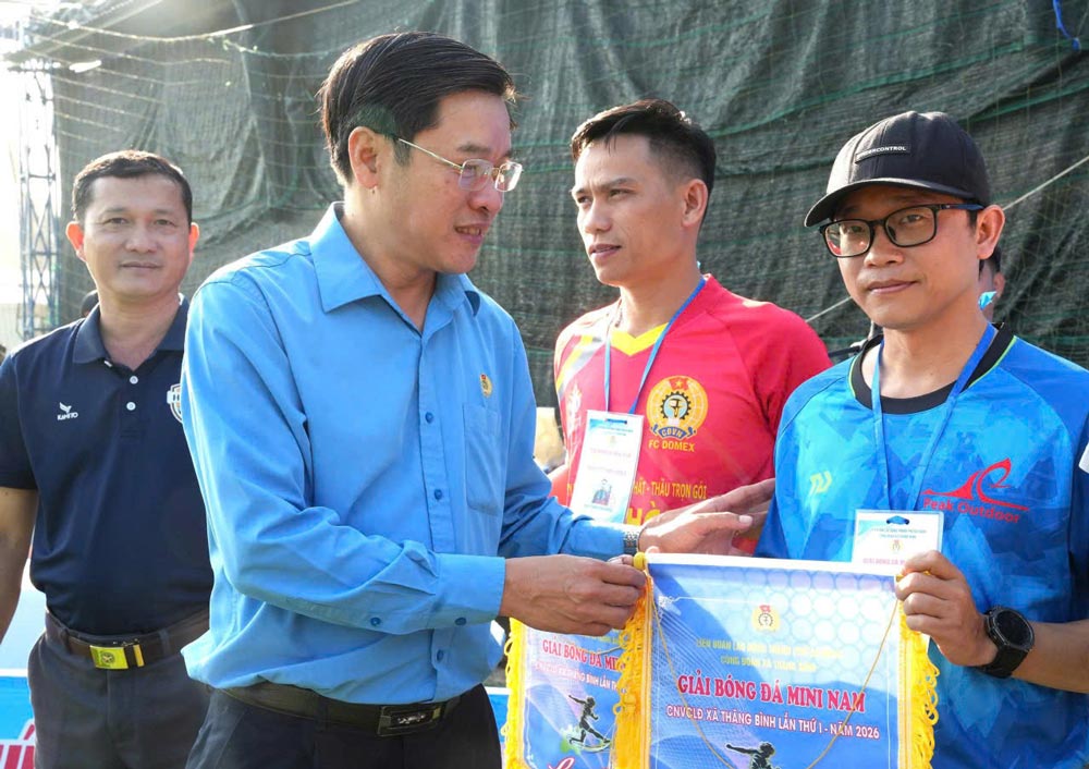Thang Binh Commune Trade Union, Da Nang City organizes the first mini football tournament for male workers, civil servants and laborers. Photo: Da Nang Trade Union.