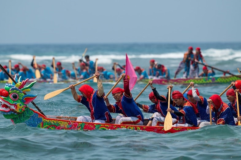 꽝응아이성 리선 특별 구역의 전통 보트 경주 축제 Tu Linh. 사진: Nhu Dong