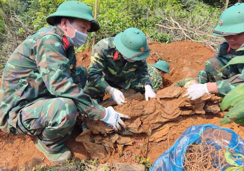The team collecting martyrs' remains of Economic - National Defense Team 337 discovered and collected martyrs' remains. Photo: Team 337