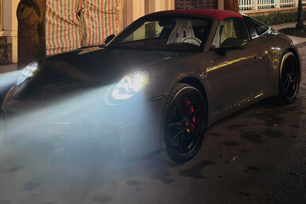 Porsche 911 Targa 4 GTS 992 generation. 2 uses a new T-Hybrid 3.6L powertrain, with a capacity of about 541 horsepower, belonging to the high-performance 911 variant group with the characteristic Targa roof configuration. Photo: Tran Son