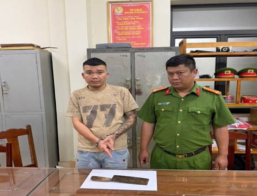 Đối tượng Dương Hữu Ninh và hung khí gây án tại cơ quan công an. Ảnh: Công an Phú Thọ
