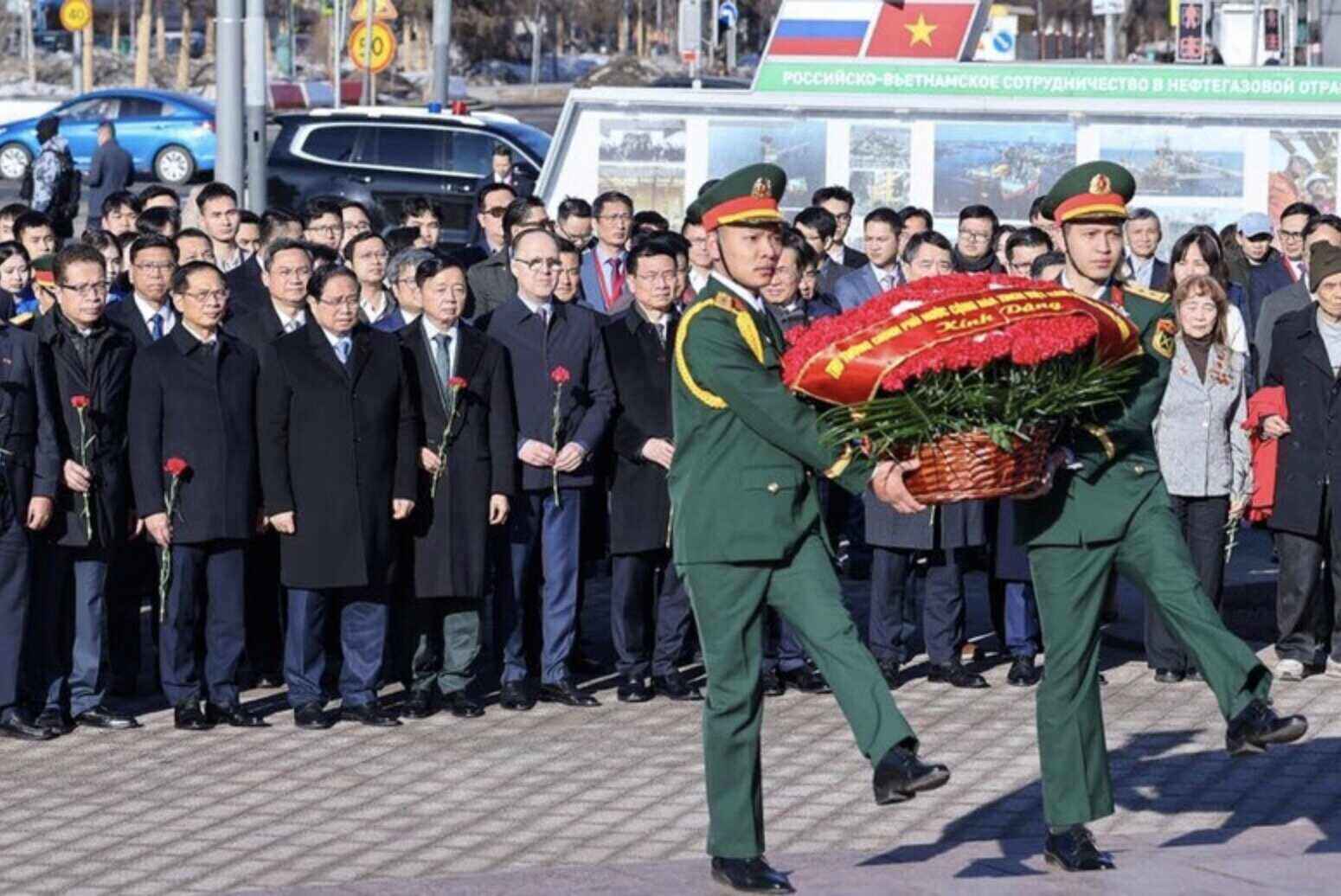 Thủ tướng Phạm Minh Chính cùng đoàn đại biểu cấp cao Việt Nam dâng hoa tưởng nhớ Chủ tịch Hồ Chí Minh, lãnh tụ kính yêu của nhân dân Việt Nam. Ảnh: VGP