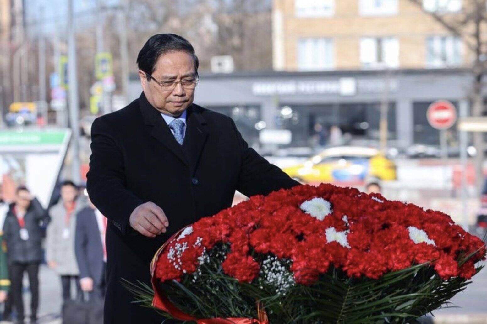 Prime Minister Pham Minh Chinh offers flowers at the Monument to President Ho Chi Minh in Moscow (Russia). Photo: VGP