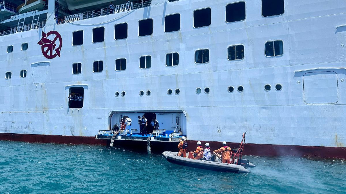 Tiếp cận sơ cứu, di chuyển 2 du khách sang tàu SAR 272 để đưa vào bờ. Ảnh: Trung tâm III