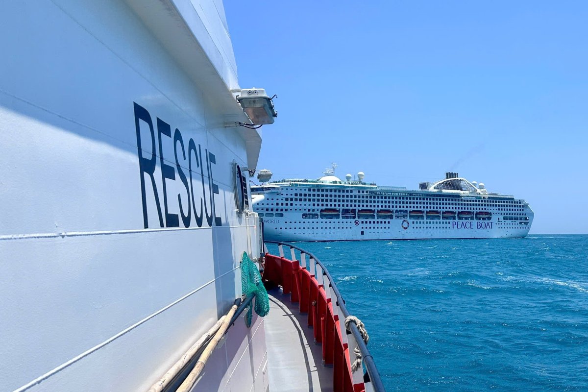 SAR vessel 272 approaches Pacific World vessel to rescue and support 2 tourists who encountered health problems at sea. Photo: Center III