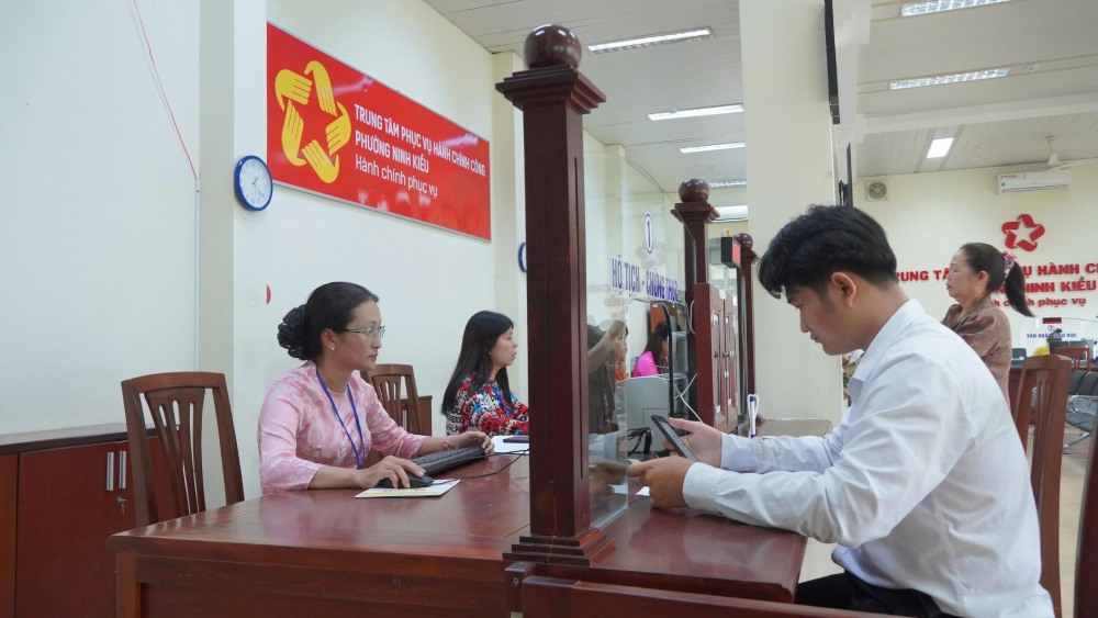 June 2026 is the time to summarize 1 year of operating the 2-level local government and arranging administrative units. In the photo, officials and civil servants of Ninh Kieu ward (Can Tho) solve administrative procedures for people. Photo: Ta Quang
