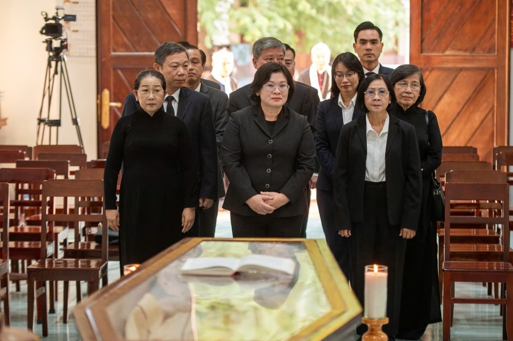   Thành ủy, HĐND, UBND, Ủy ban MTTQ Việt Nam TP.HCM đến viếng Đức Hồng y Gioan Baotixita Phạm Minh Mẫn. Ảnh: Anh Tú