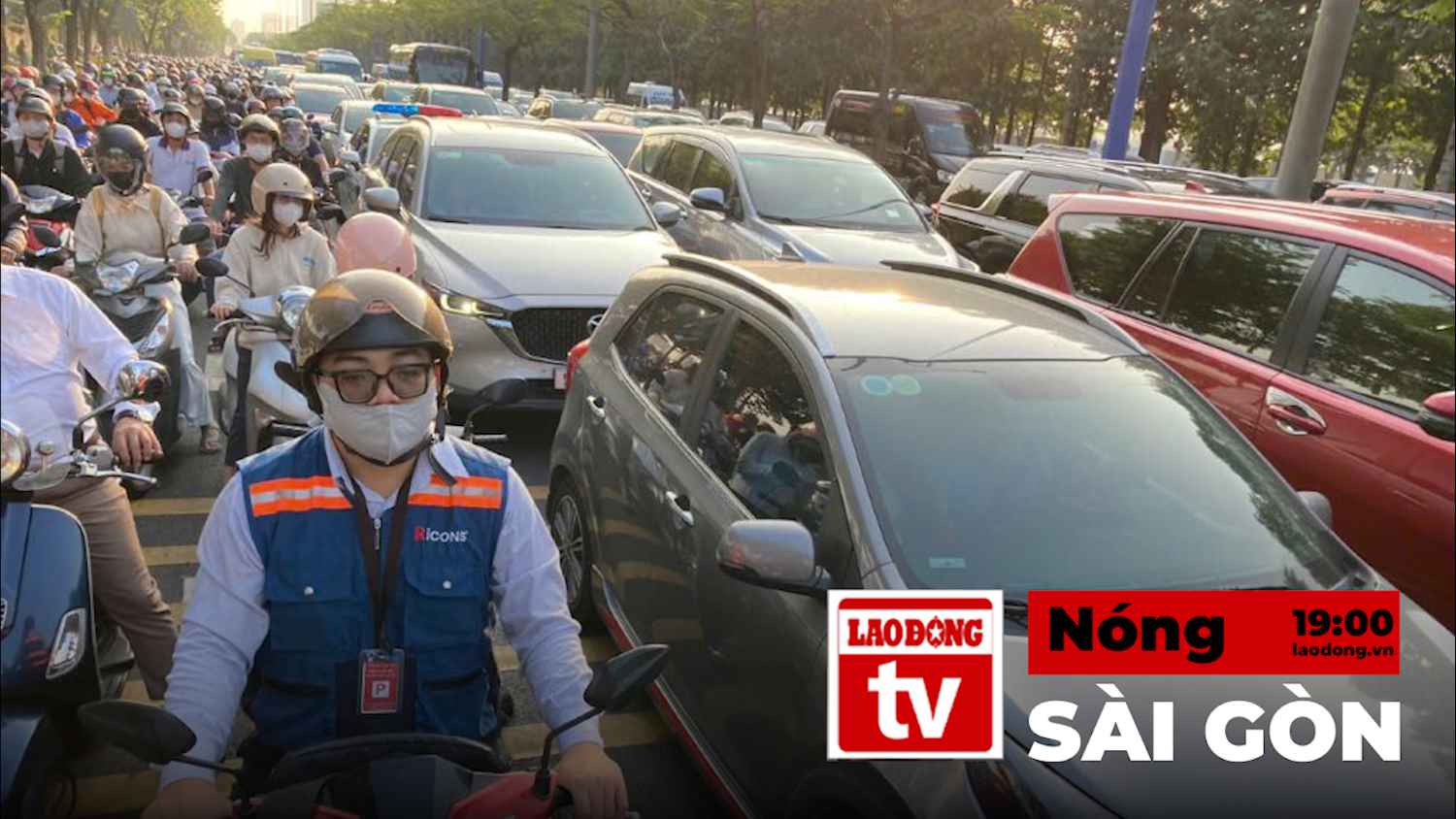 Saigon Hot News: Long traffic jams on Mai Chi Tho street