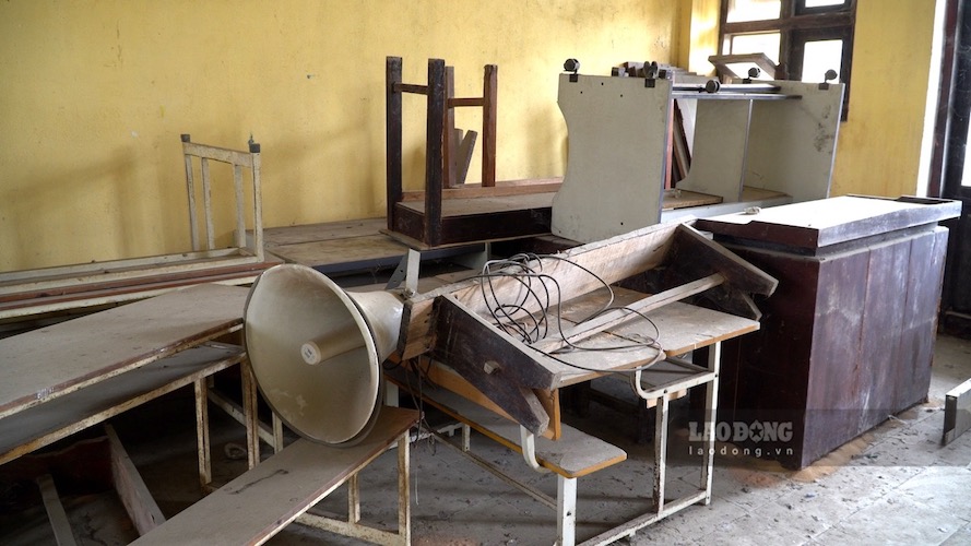 Sau gần 20 tháng bỏ hoang, cơ sở vật chất Trường Trung cấp Kỹ thuật – Nghiệp vụ Sông Hồng (cũ) xuống cấp nghiêm. Ảnh: Phóng viên