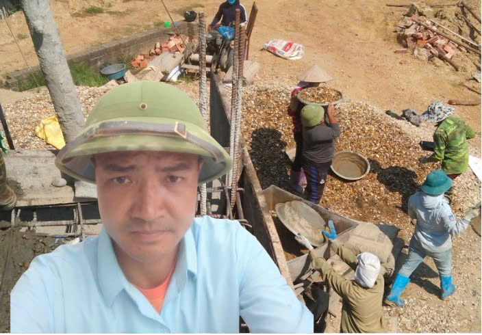 Ta Van Thanh 교사는 거의 20개월 동안 무급으로 막노동을 해야 했습니다. 사진: 캐릭터 제공