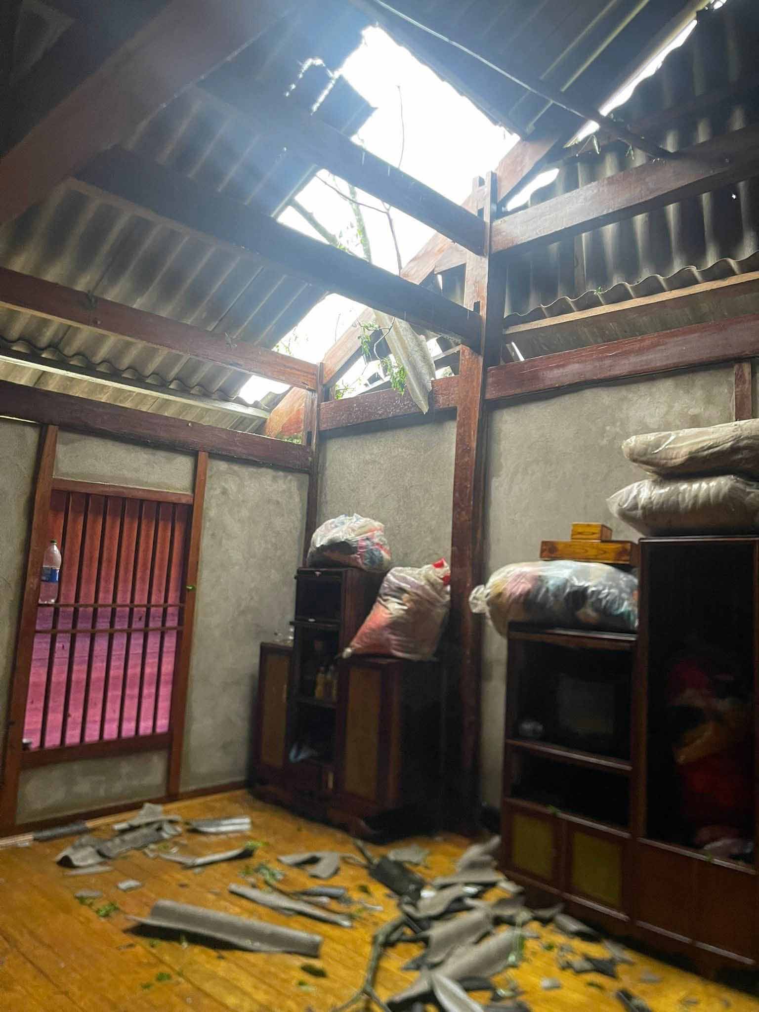 Dông lốc đã khiến nhiều tài sản của nhân dân thiệt hại. Ảnh: Xã Thượng Bằng La