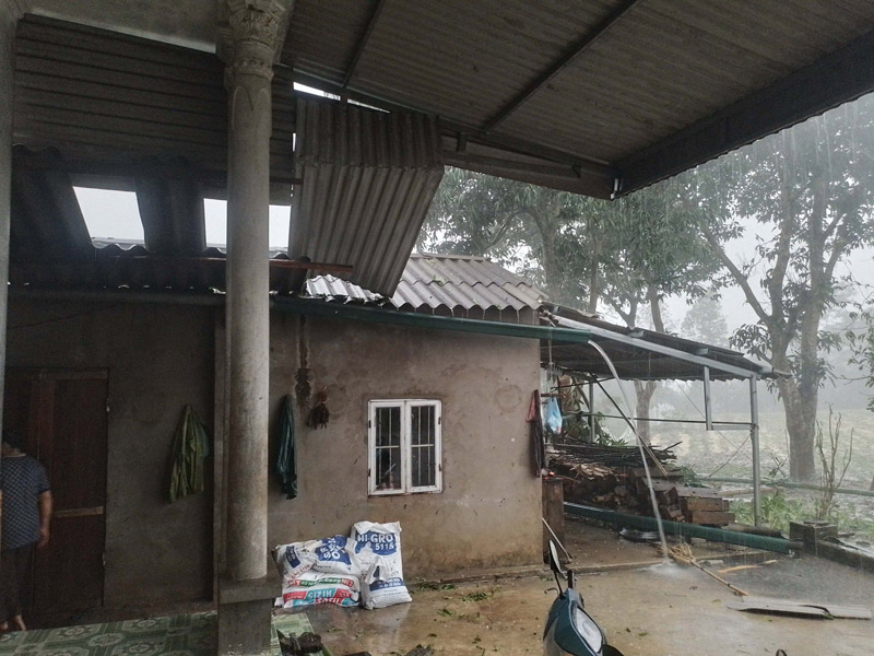 Cột điện gãy đổ. Ảnh: Xã Thượng Bằng La