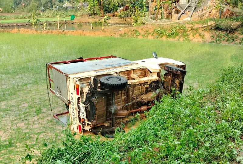 Một chiếc xe tải thậm chí bị dông lốc cuốn lăn xuống ruộng. Ảnh: Xã Thượng Bằng La