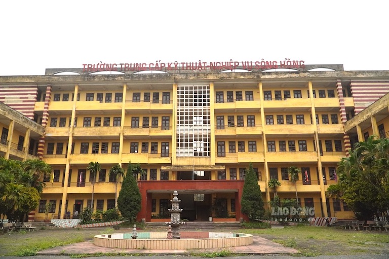 Trường Trung cấp Kỹ thuật - Nghiệp vụ Sông Hồng (cũ) không hoạt động trong gần 20 tháng, cơ sở vật chất có dấu hiệu xuông cấp. Ảnh: Phóng viên