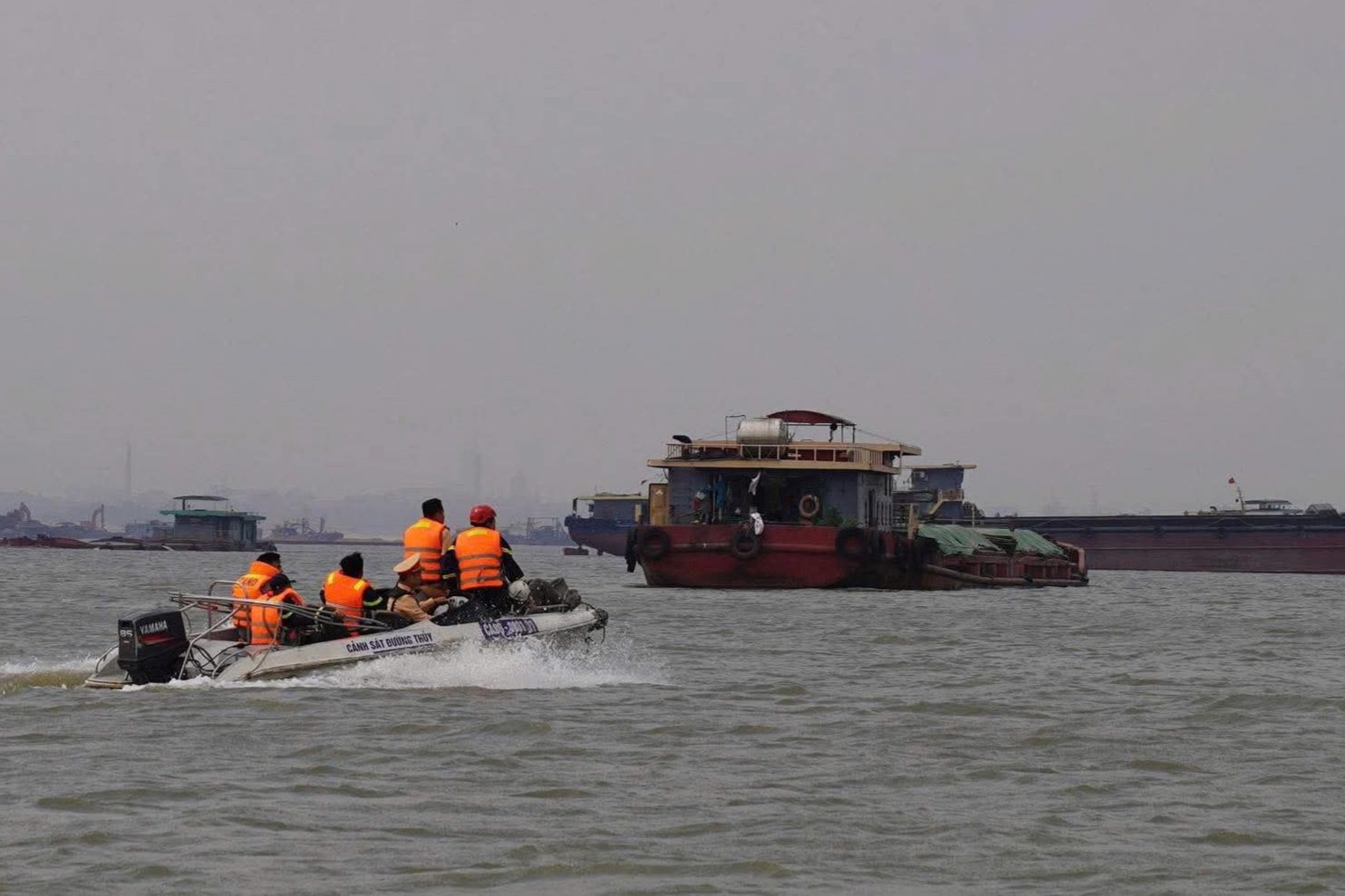 Functional forces are searching for missing victims in the shipwreck on the Red River. Photo: Phu Tho Provincial Police
