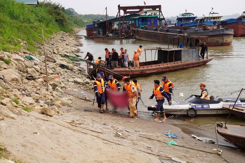 Thi thể 1 nạn nhân đã được tìm thấy. Ảnh: Công an tỉnh Phú Thọ