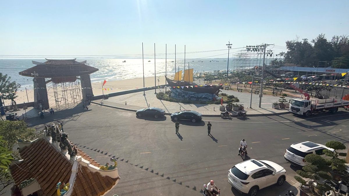 Khu vực phía trước Dinh Cô đang được tổ chức trang trí, dựng sân khấu cho các hoạt động trong lễ hội. Ảnh: Thành An