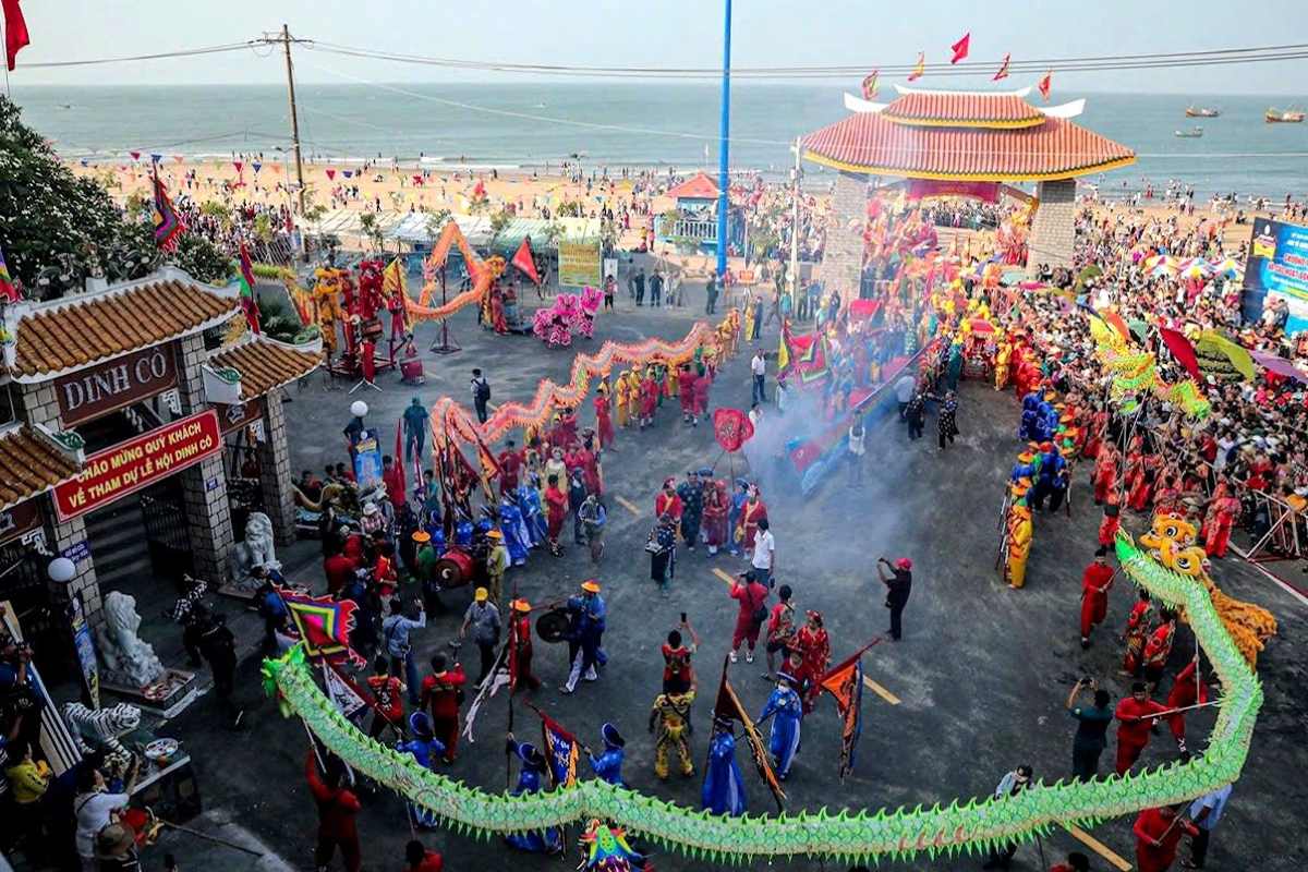이전 몇 년 동안의 딘꼬 축제는 엄숙하게 개최되어 많은 시민과 관광객이 참여했습니다. 사진: UB. LH