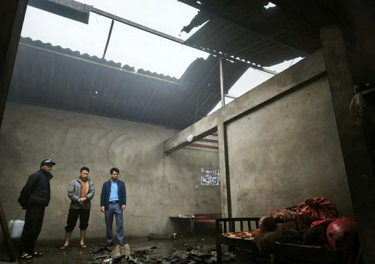 Khắc phục hậu quả mưa giông tại các xã vùng cao Tuyên Quang. Ảnh: Hà Linh