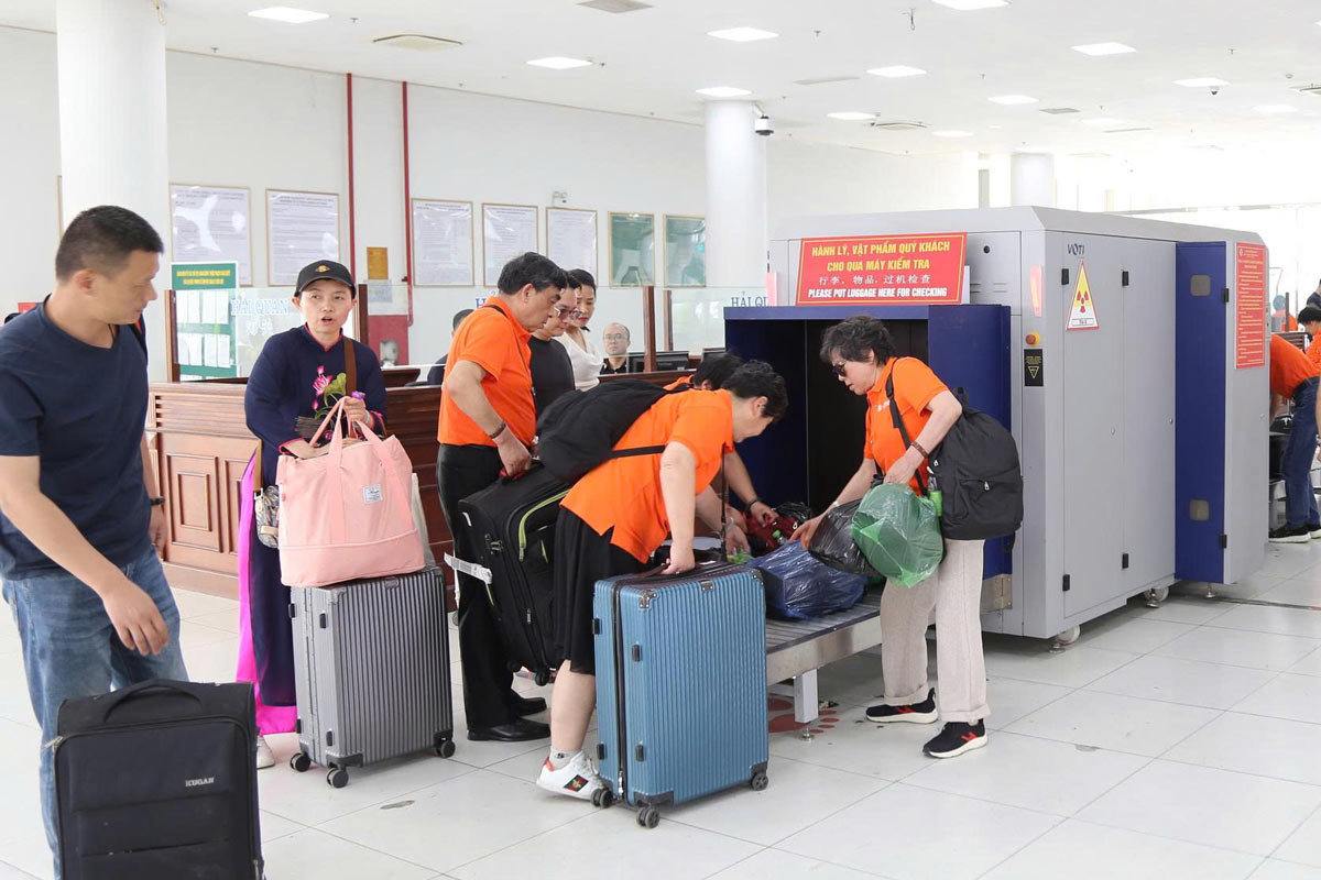 Immigration activities in the Bac Luan 2 bridge area, Mong Cai International Border Gate, Quang Ninh province. Photo: Doan Hung