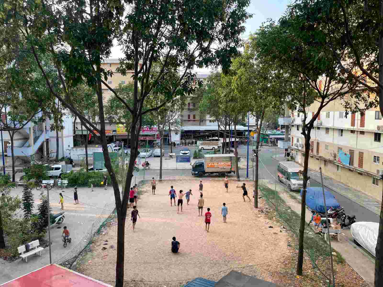 ミニ公園には、ホアロイ社会住宅団地の労働者向けに、運動器具、バレーボールコートなどがあります。写真:ディン・チョン