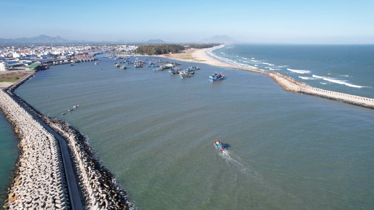 Cửa cảng La Gi được nạo vét khiến ngư dân phấn khởi. Ảnh: Duy Tuấn 